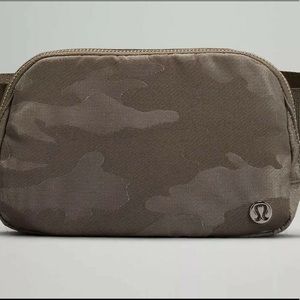 Lululemon EVERYWHERE BELT BAG
Heritage Camo Max Rover White Opal